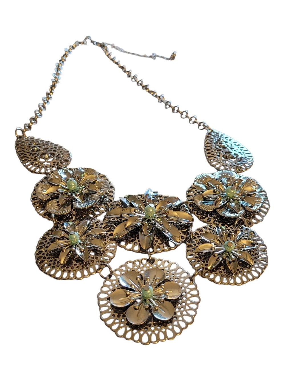 🥳5/$25!🥳 Silver Floral Bib Necklace with Pale Green Accents